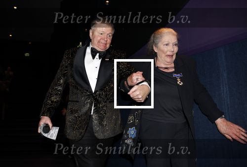 Zaandam 24 april 2026
Willeke v Ammelrooy heeft een koninklijke ondersceiding (linte) gekregen . Rene Mioch organiseert een fotomoment in het Zaantheater . Marco Bakker was er natuurlijk ook bij .