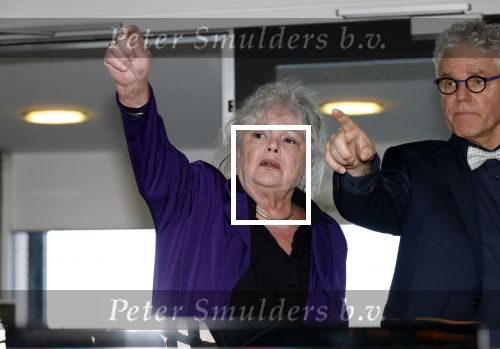 Zaandam 24 april 2026
Willeke v Ammelrooy heeft een koninklijke ondersceiding (linte) gekregen . Rene Mioch organiseert een fotomoment in het Zaantheater . Marco Bakker was er natuurlijk ook bij . Zus Willeke v Ammelrooy