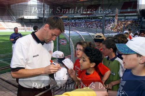 3 mei 1999
Eerste Junior Clubdag bij PSV
Andre Ooijer deelt handtekeningen uit