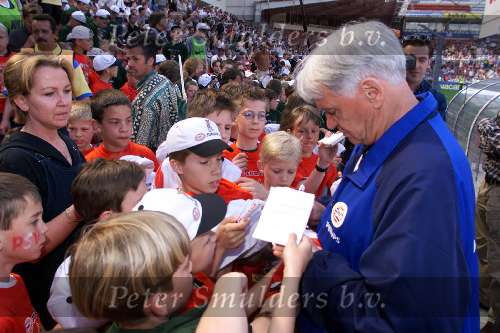 3 mei 1999
Eerste Junior Clubdag bij PSV
Bobby Robson deelt handtekeningen uit