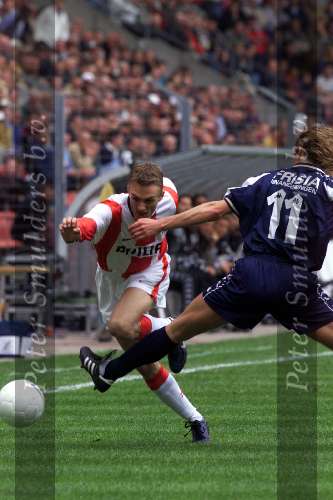 16 mei 1999
Dennis Rommedahl in duel met Max Huiberts
PSV-AZ 7-1