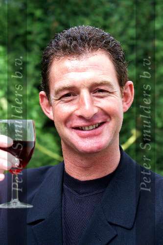 24 mei 1999
Ernie Brandts met een glas wijn in de hand