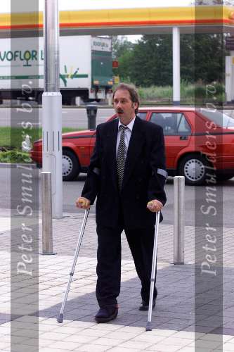 Jan v Staa op krukken
25 Mei 1999