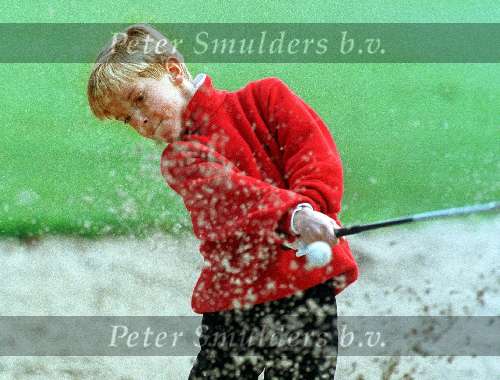Junior Smulders spelend vanuit de buker van hole 18 op golfclub Welschap te Eindhoven
18 OKTOBER 1998