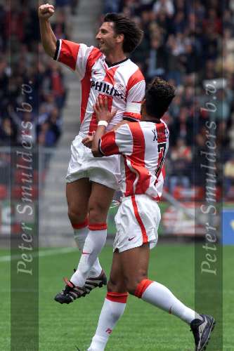 PSV-AZ 7-1
16 mei 1999
Luc Nilis is blij na zijn doelpunt
Hij wordt gefeliciteerd door Abel Xavier