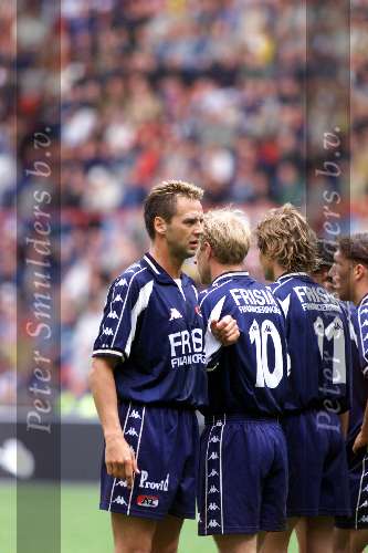 16 mei 1999
PSV-AZ 7-1
AZ-aanvoerder Peter Wijker zet de muur goed.