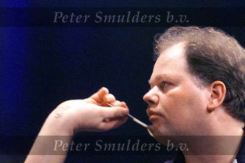 16 Mei 1999
Raymond v  Barneveld in zijn finalepartij
Darten