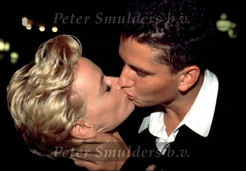 Richard Krajiceck samen met Daphne Deckers kussend


PETER SMULDERS BV