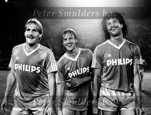 AJAX-PSV, komp 1985/1986, eindstand 2-4
28 augustus 1985
Vreugde bij v.l.n.r.: Ton Lokhof, Rene v d Gijp en Ruud Gullit