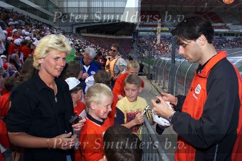 3 mei 1999
Eerste PSV Junior Clubdag
Ruud v Nistelrooy & Bobby Robson delen handtekeningen uit.