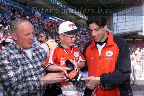 3 mei 1999
Eerste PSV Junior Clubdag
Ruud v Nistelrooy deelt handtekeningen uit