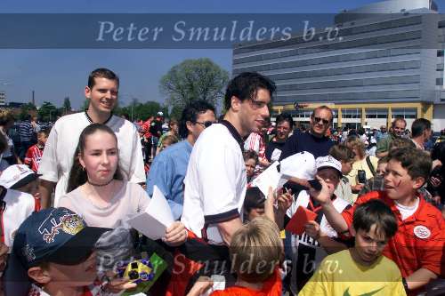 3 mei 1999
Eerste Junior Clubdag bij PSV
Ruud v Nistelrooy deelt handtekeningen uit.