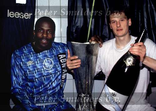 1992
Stanley Menzo en Wim Jonk beide spelend voor AJAX met de behaalde UEFA-CUP