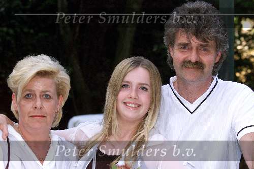 Son, 15 mei 2000
Uitreiking CD van Nikos
zangeres Charlene hier met haar ouders