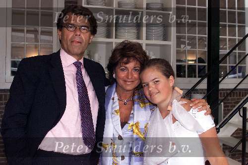 Naarden 28 mei 2000
Brunch bij het Arsenaal.
Emile Ratelband met Christine Kroonenberg en zijn dochtertje