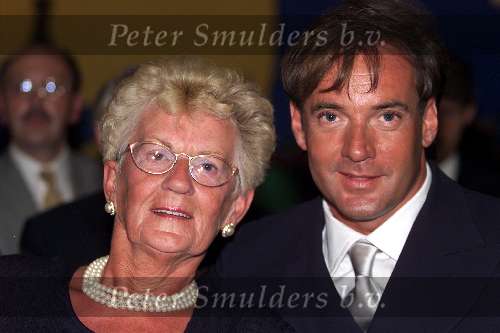 Den Haag 15 mei 2000
Uitreiking CD van Gerard Joling NUMERO UNO
hier samen op de foto met zijn moeder