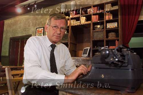 Eindhoven, 13 mei 2000
De Beijenkorf
Kees Rovers achter een ouderwetse antie typemachine