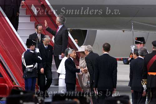 Amsterdam 23 mei 2000
De keizer en Keizerin van Japan bezoeken Nederland.
Koningin Beatrix en Prins Claus ontvangen hen op Schiphol.