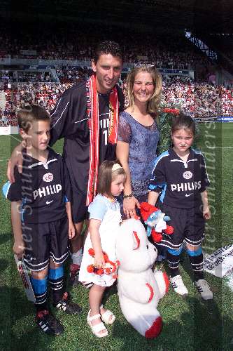 Eindhoven  14 mei 2000
PSV-NEC 2-0
afscheid Luc Nilis met zijn vrouw en kinderen