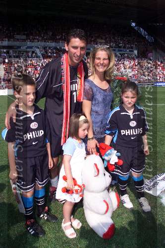 Eindhoven, 14 mei 2000
Afscheid Luc Nilis van PSV
hier op de foto met zijn gezin