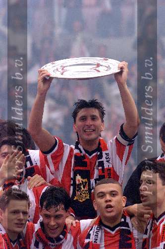 Eindhoven, 30 april 2000
PSV Landskampioen 
Feest na de wedstrijd PSV-RKC, eindstand 7-1
Luc Nilis met de kampioensschaal