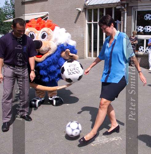 Eindhoven, 15 Mei 2000 Margo Vliegenthart voetballend met Hans Gilhaus