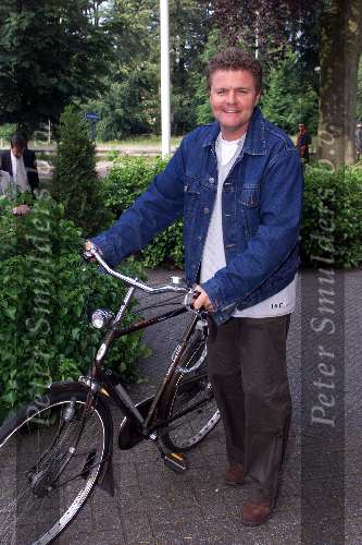 Bussum 31 mei 2000 
Omroep Barbeque bij Jan Tabak.
Rene Mioch op de fiets