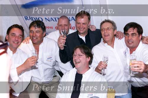 Hilversum 5 mei 2000
1e uitzending Radio Nationaal.
Riny Schreyenberg met andere DJ\\\'s
Jan Rietman Carel v Kooten Ron Brandsteder e.a.