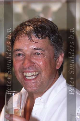 Hilversum 5 mei 2000
1e uitzending Radio Nationaal.
Ron Brandsteder met een glaasje champagne