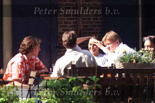 Laren 31 mei 2000
Soren Lerby en zijn vrouw Arlette op teras met zijn zoon Kai Lerby