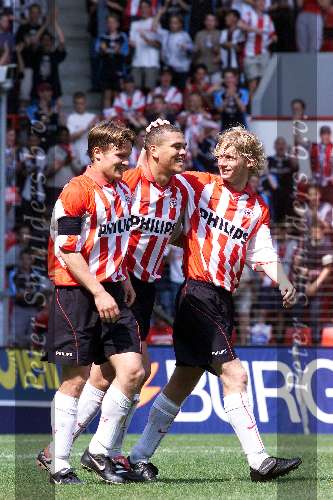 Eindhoven  14 mei 2000
PSV-NEC 2-0
Johann Vogel, Wilfred Bouma en Bjorn vd Doelen blij na 2-0