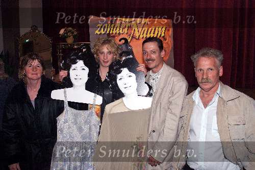 Leiden 28 mei 2000
Veiling van jurken van zangeres zonder naam
Willem Bey met zijn vriendin en schoonouders
ZZN