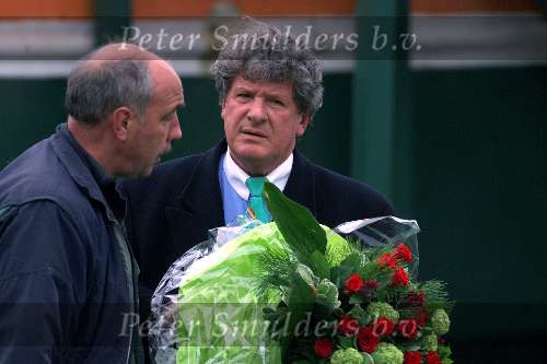 Noordwijk 5 mei 2000
De week van Willibrord Frequin bij het paardrijden op het strand van Noordwijk door koningin Beatrix
hier in gesprek met een beveiligingsbeambte