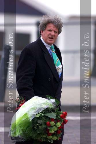 Noordwijk 5 mei 2000
De week van Willibrord Frequin bij het paardrijden op het strand van Noordwijk door koningin Beatrix
hier met een bos bloemen voor de koningin