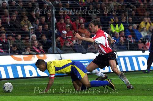 Eindhoven, 20 april 2001
PSV-RKC, eindstand 3-1
Arnold Bruggink in duel met David Nascimento
