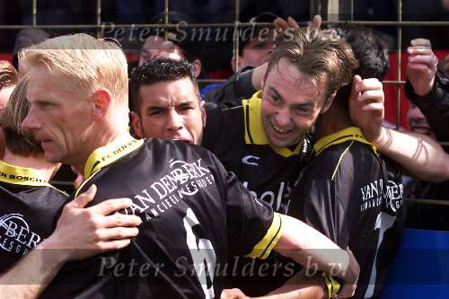 Eindhoven, 28 april 2001
Wedstrijd tussen EVV Eindhoven -FC Den Bosch, eindstand 2-2.
Bart v d Eede heeft gescoord en Den Bosch op 0-2 gebracht verder op de foto aanvoerder Arnold Scholten
