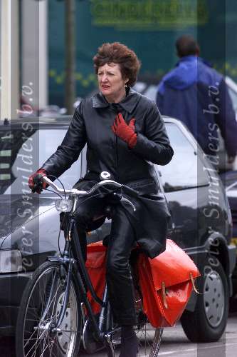 Amsterdam 4 mei 2001
Hedy d ancona op haar fiets