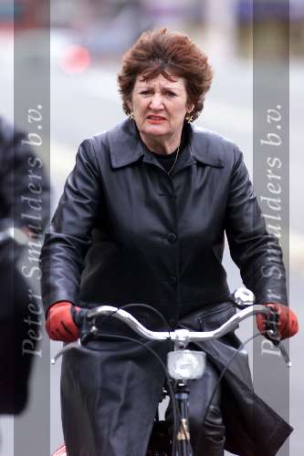 Amsterdam 4 mei 2001
Hedy d ancona op haar fiets
