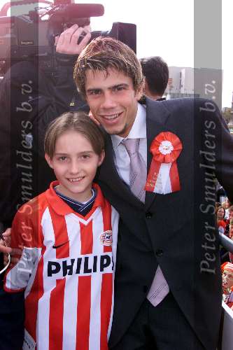 Eindhoven 6 mei 2001
PSV-Heerenveen 3-0
PSV Landskampioen 2000/2001
Kezman met zoontje Jan Heintze