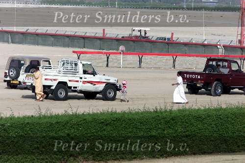 Dubai 8 mei 2001
Kamelendrijvers kamelenraces Erg jonge Kamelenjockeys ( v.a. 7 jaar) voor het rijden van wedstrijden en vooral het gokken voor de ouderen