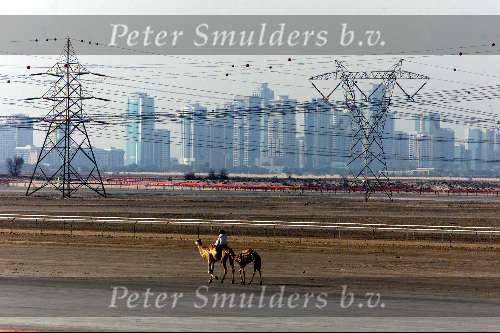 Dubai 8 mei 2001
Kamelendrijvers kamelenraces Erg jonge Kamelenjockeys ( v.a. 7 jaar) voor het rijden van wedstrijden en vooral het gokken voor de ouderen 
Industrie op achtergrond