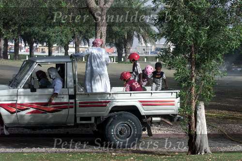 Nad Al Sheba Golfclub
Dubai 8 mei 2001
Kamelendrijvers kamelenraces Kamelenjockeys worden naar de start gebracht voor een nieuwe race de ouderen doen gokken