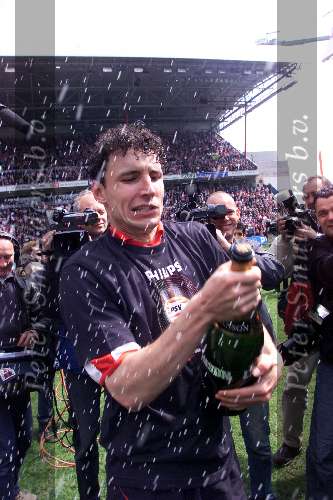 Eindhoven 6 mei 2001
PSV-Heerenveen 3-0
PSV landskampioen.
Aanvoeder Mark v Bommel