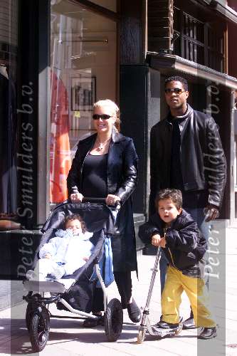 Amsterdam 7 mei 2001
Patrick Kluivert met zijn zwangere vrouw Angela en hun twee kinderen.