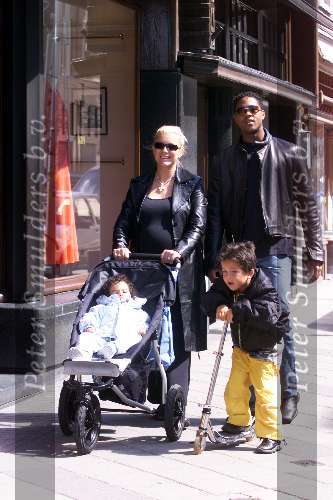 Amsterdam 7 mei 2001
Patrick Kluivert met zijn zwangere vrouw Angela en hun twee kinderen.