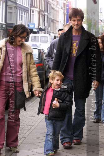 Amsterdam 4 mei 2001
Rick Engelkes met zijn vrouw en dochtertje.