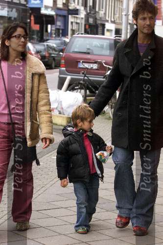 Amsterdam 4 mei 2001
Rick Engelkes met zijn vrouw en dochtertje.