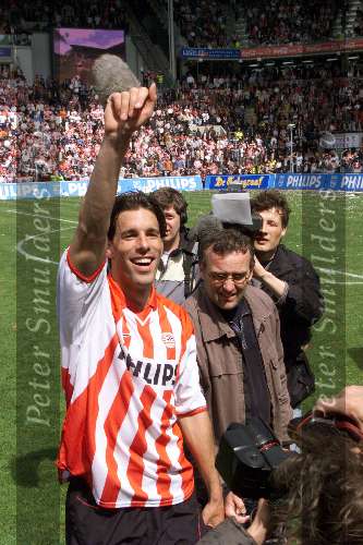 Eindhoven 6 mei 2001
PSV-Heerenveen 3-0
PSV landskampioen.
Ruud v Nistelrooy