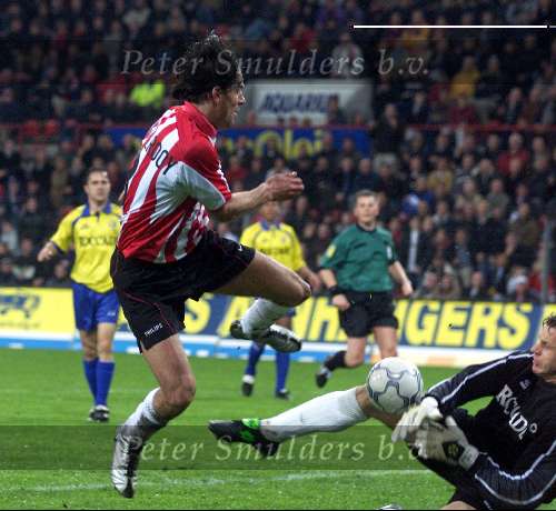 Eindhoven, 20 april 2001
PSV-RKC, eindstand
Ruud v Nistelrooy in duel met Rob v Dijk