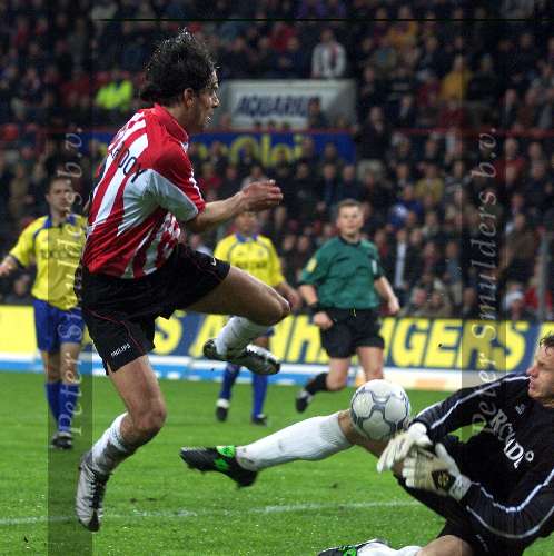 Eindhoven, 20 april 2001
PSV-RKC, eindstand 3-1
Ruud v Nistelrooy in duel met doelman Rob v Dijk